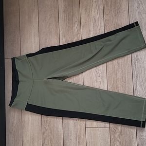 Old Navy active size small hunter gree capri cut leggings